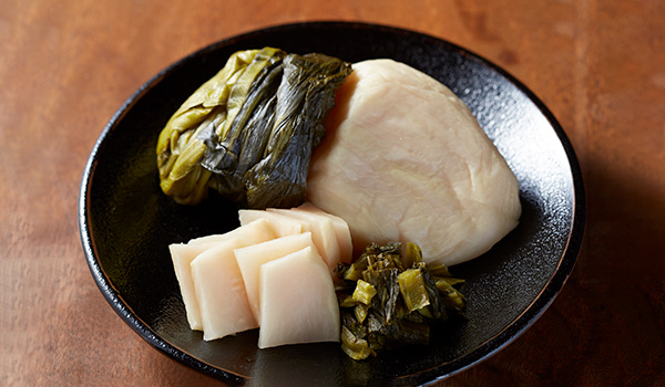 樽出しの新漬すぐきを器に盛り付け